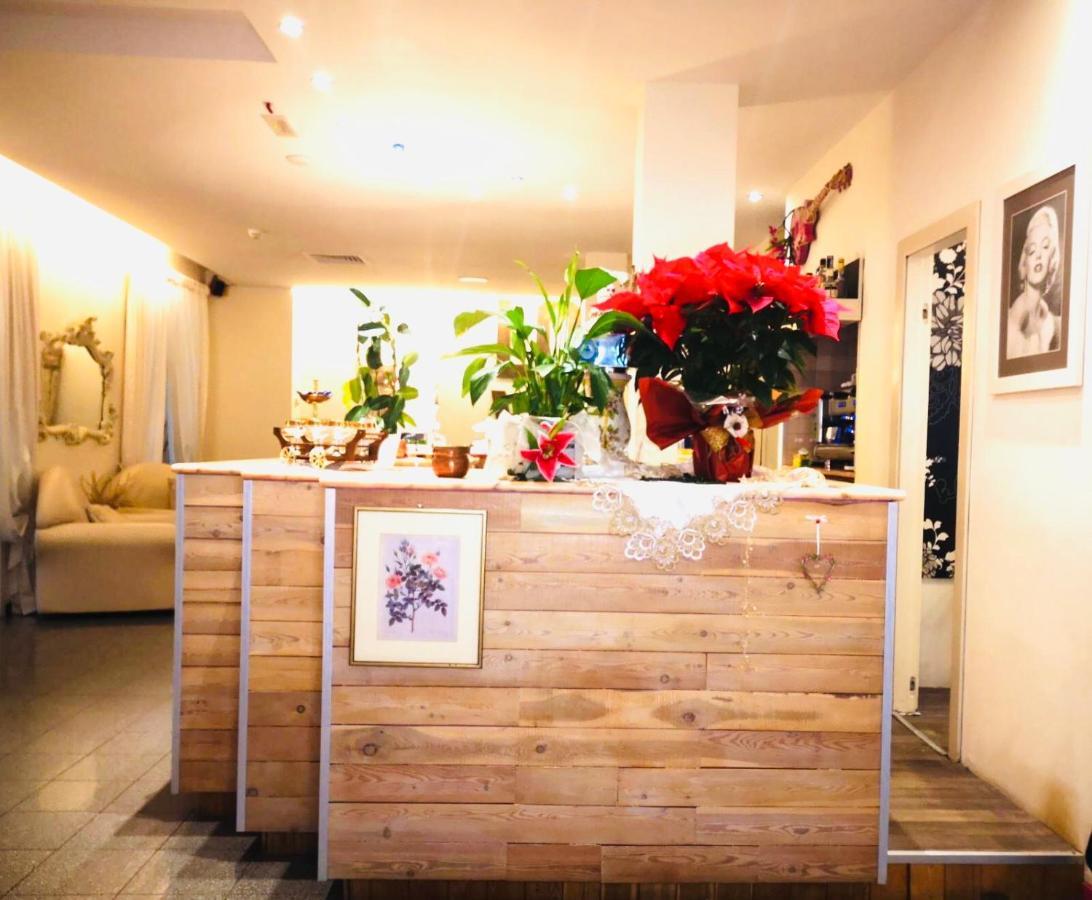 Hotel Garisenda B&B - In Centro A Riccione - Екстериор снимка
